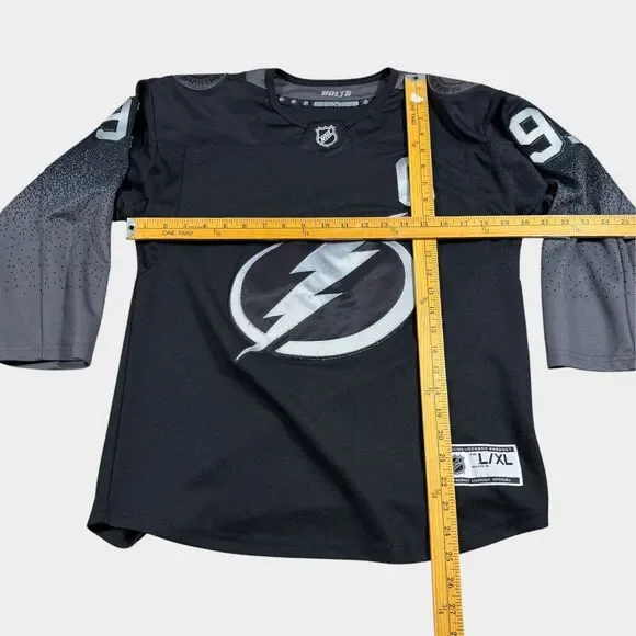 Steven Stamkos Tampa Bay Lightning Black Disrupt Jersey NHL Youth L/XL Captain C - Picture 10 of 10